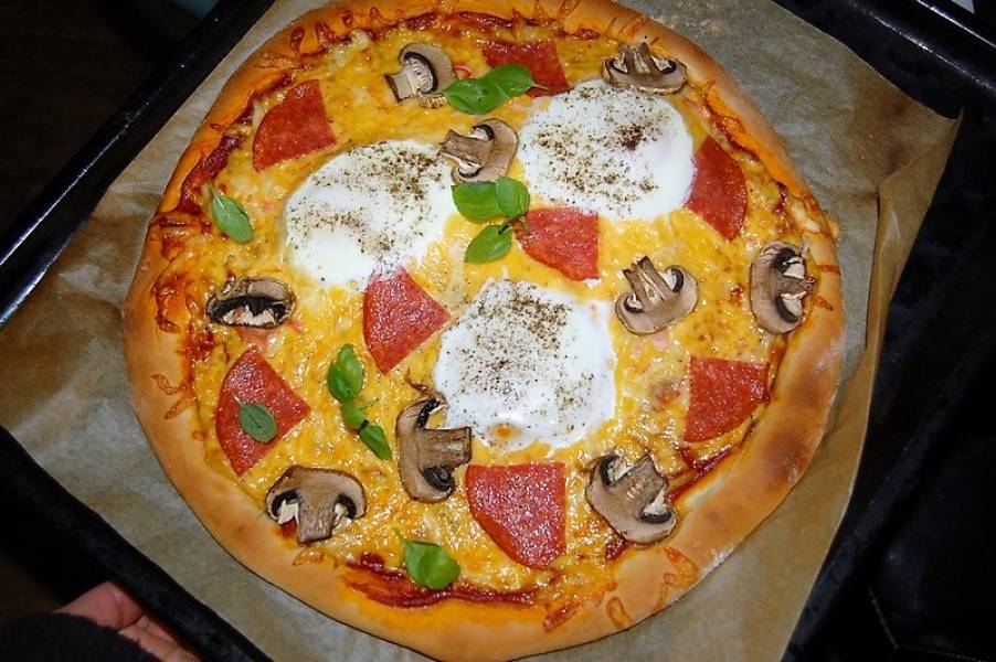 Pizza ” Śniadaniowa” z sadzonym jajkiem