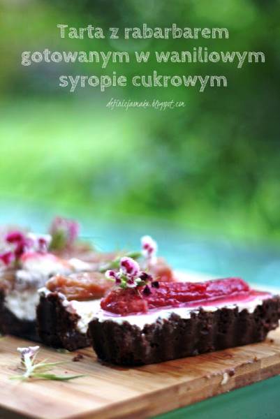 Tarta z rabarbarem gotowanym w waniliowym syropie cukrowym