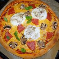 Pizza ” Śniadaniowa” z sadzonym jajkiem