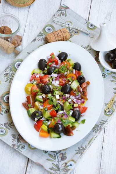 Sałatka z kolorowymi pomidorkami i czarnymi oliwkami