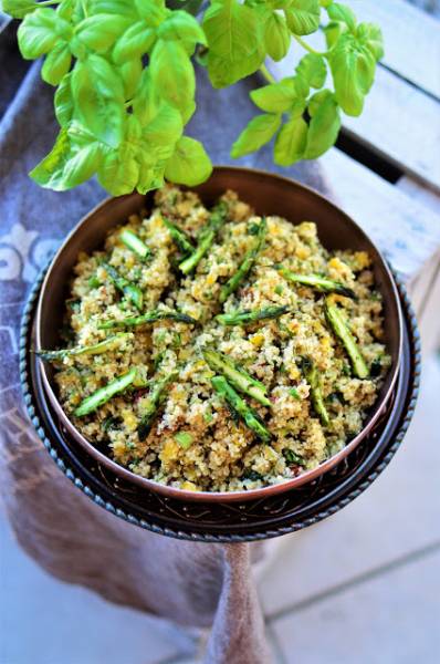 Sałatka z komosą ryżową, szparagami zielonymi i ziołami