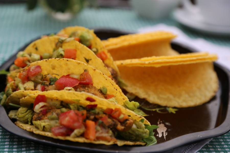 Tacos z kurczakiem i salsą z awokado i warzywami