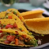 Tacos z kurczakiem i salsą z awokado i warzywami