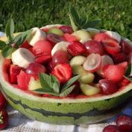 Orzeźwiająca letnia sałatka owocowa