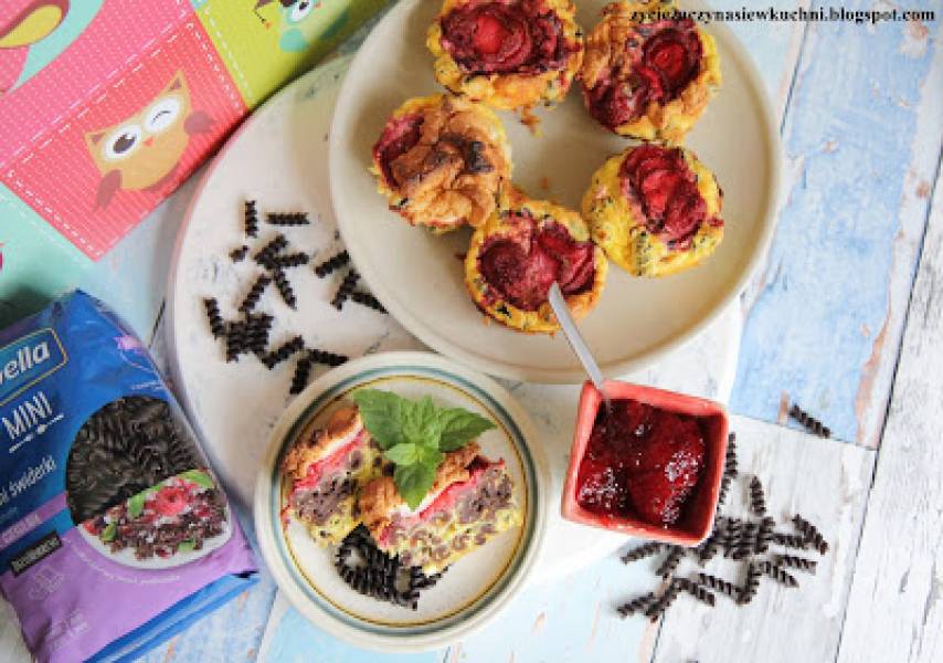 Muffinki twarogowe z czarnym makaronem i truskawkami #lubelloveinspiracje #lubella #lubellamini