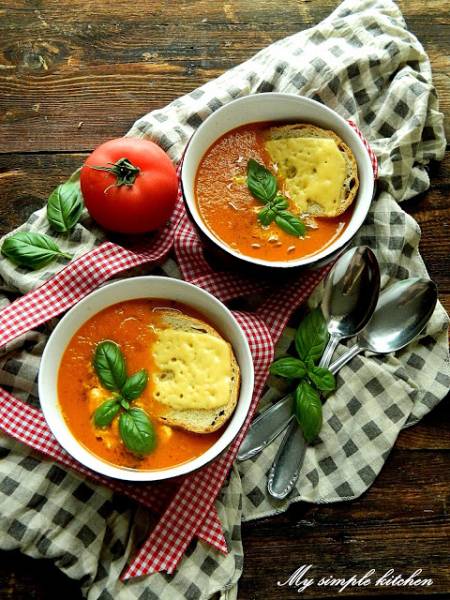 Zupa z pieczonych pomidorów z serowymi grzankami