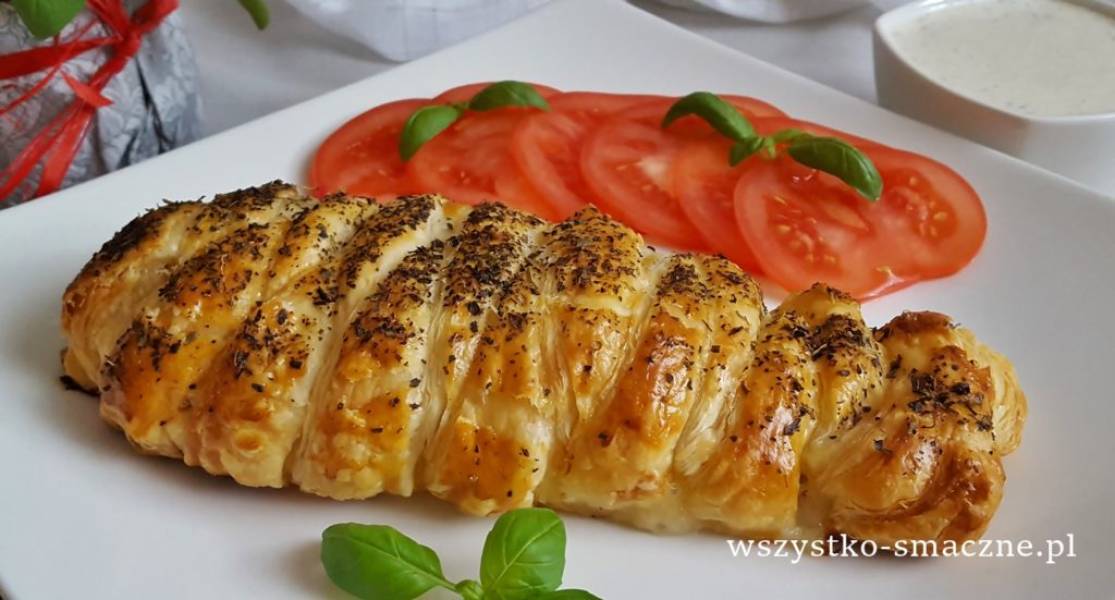 Filet kurczaka z pomidorami w cieście francuskim
