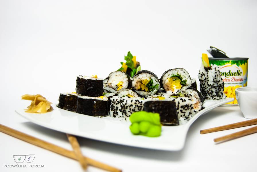 Sushi z wędzonym łososiem i warzywami