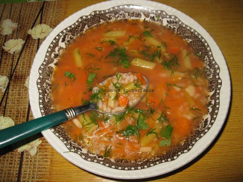 Zupa pomidorowa z ryżem i fasolką szparagową