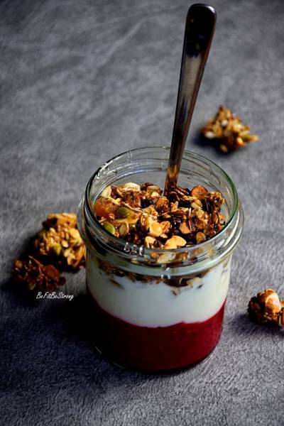 Śniadanie idealne – domowa granola waniliowa z jogurtem i musem malinowym