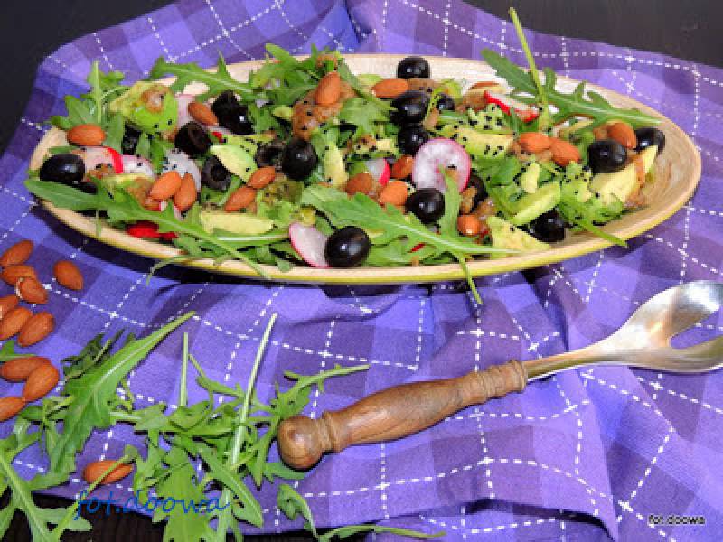 Śródziemnomorska sałatka z awokado, rukoli i oliwek