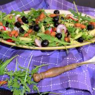 Śródziemnomorska sałatka z awokado, rukoli i oliwek