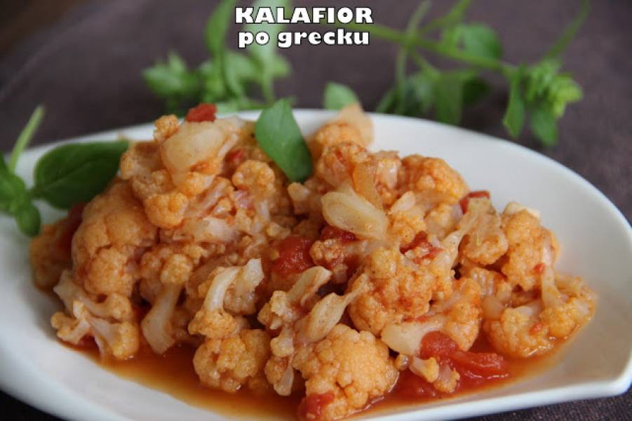 Kalafior po grecku (w sosie pomidorowym wraz z dodatkiem cynamonu)