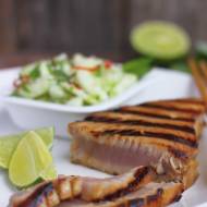 Grillowany stek z tuńczyka z azjatycką mizerią