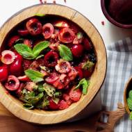 Sałatka z pomidorów i czereśni z czarną quinoą, miętą i różowym pieprzem