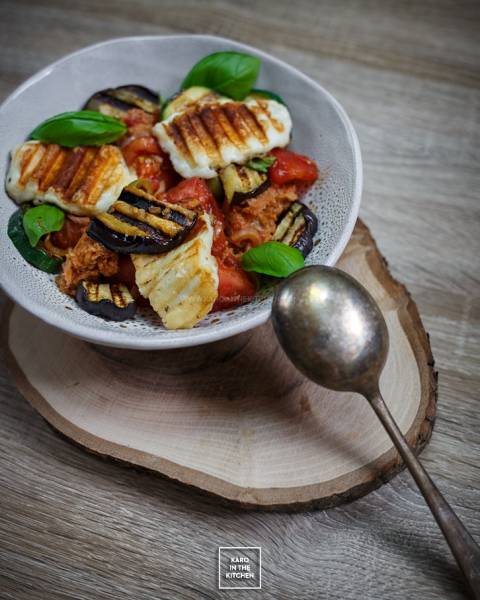 Panzanella – sałatka pomidorowo-chlebowa z grillowanymi warzywami i serem halloumi