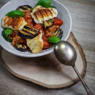 Panzanella – sałatka pomidorowo-chlebowa z grillowanymi warzywami i serem halloumi