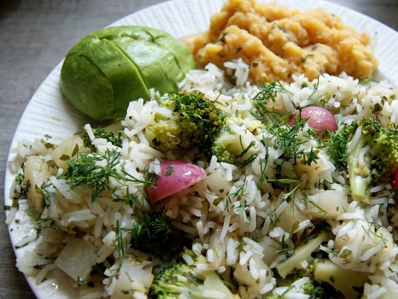 Lekki obiad wegetariański - warzywa z soczewicą i ryżem albo kaszą gryczaną