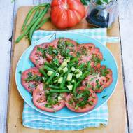 Sałatka z zieloną fasolką szparagową, pomidorem i ogórkiem małosolnym