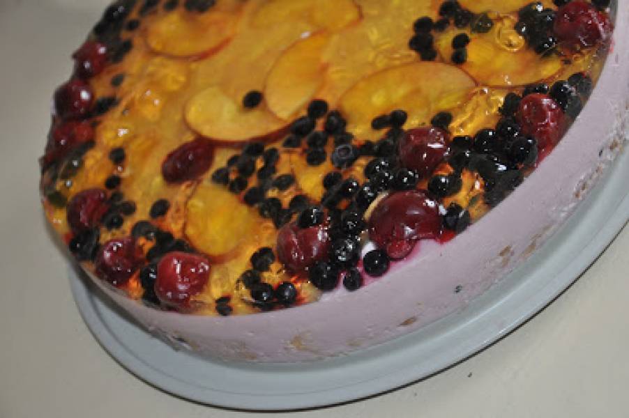 ciasto z owocami i galaretka z lodowki