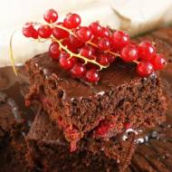 Ciasto czekoladowe z czerwoną porzeczką