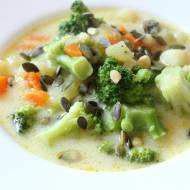 Zupa brokułowa z serkiem topionym i pestkami dyni