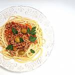 Spaghetti pomidorowe z oliwkami