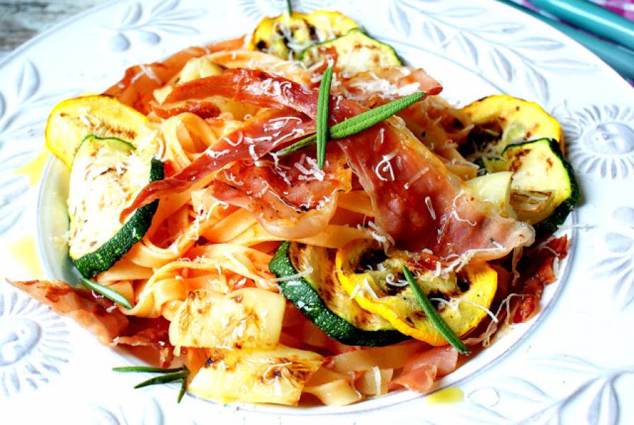 Tagliatelle all'Uovo Bolognesi z grillowanymi warzywami i szynką parmeńską