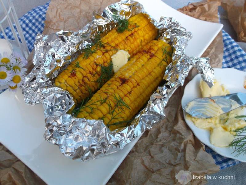 Grillowana kukurydza z masłem, papryką i koperkiem.