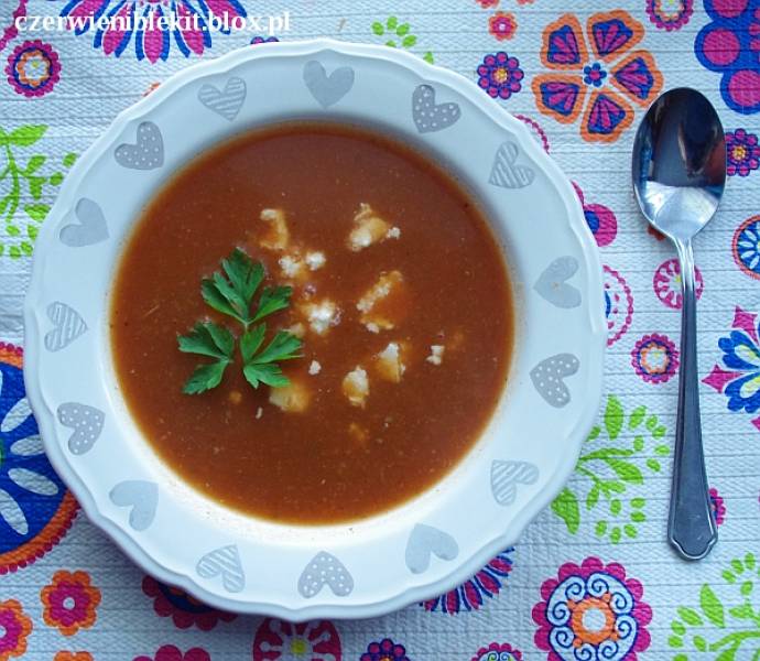 Kremowa zupa ze świeżych pomidorów z serem kozim