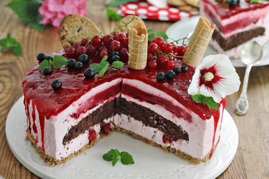 Porzeczkowy tort z glazurą