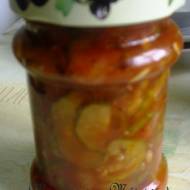 Przetwory: Sałatka z ogórków w zalewie pomidorowej