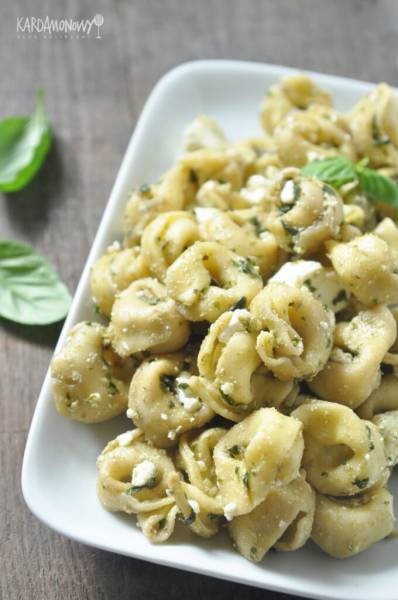 Sałatka z tortellini, pesto i fetą