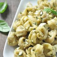 Sałatka z tortellini, pesto i fetą