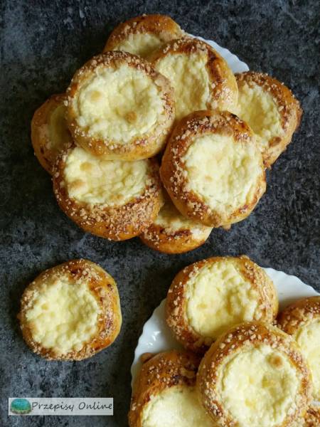 Słodkie okrągłe bułki z serem - watruszki