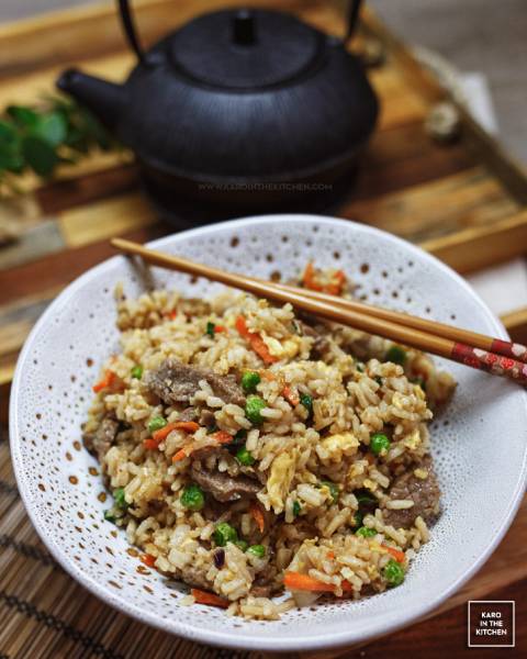 Ryż smażony po chińsku z wołowiną, jajkiem i warzywami