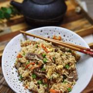 Ryż smażony po chińsku z wołowiną, jajkiem i warzywami
