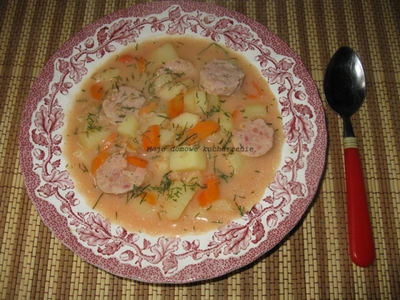 Zupa pomidorowa z płatkami i białą kiełbasą