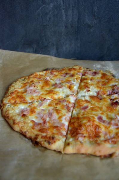 Pizza z białym sosem, pizza carbonara