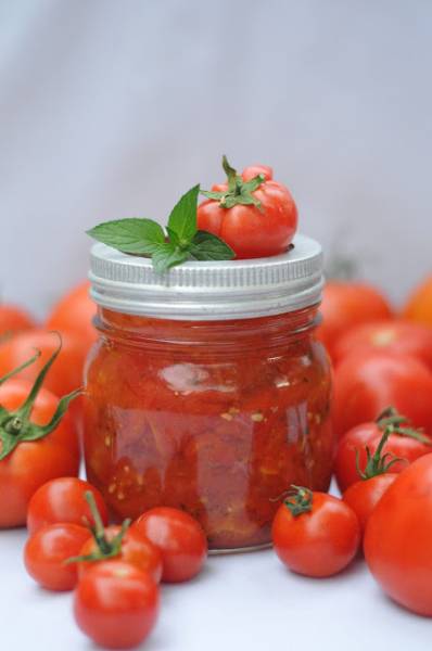 Pomidory w kawałkach do słoików na zimę, najprostsze