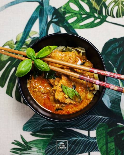 Tajskie czerwone curry z wieprzowiną  i bazylią – Gaeng ped moo