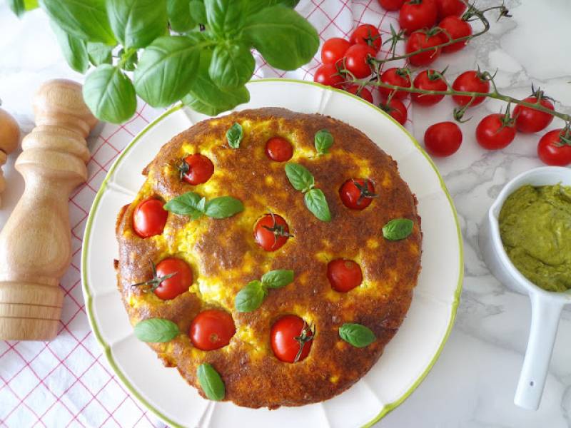 Pieczona frittata z fetą, pesto i pomidorkami (Frittata al forno con feta, pesto e pomodorini)