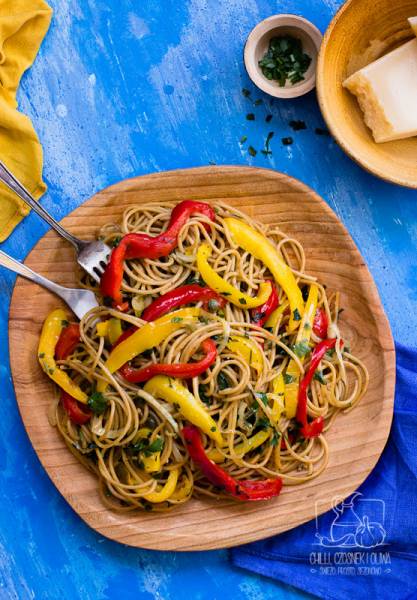 Spaghetti peperonata - szybki makaron z kolorowymi paprykami