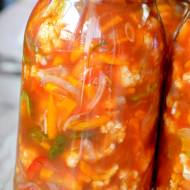 Sałatka z kalafiora w zalewie pomidorowej – do słoików na zimę