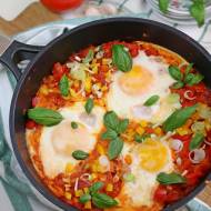 Szakszuka, czyli jajka gotowane w pomidorach z papryką