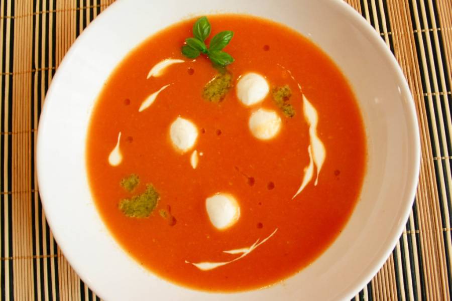 Włoska zupa krem z pomidorów z dodatkiem pesto