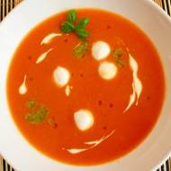 Włoska zupa krem z pomidorów z dodatkiem pesto