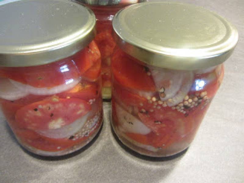 Pomidory z cebulką na zimę