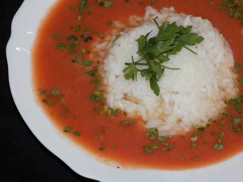 Zupa pomidorowa z świeżych pomidorów z ryżem