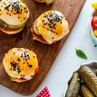 Mini burgery z ajwarem, halloumi i ogórkami